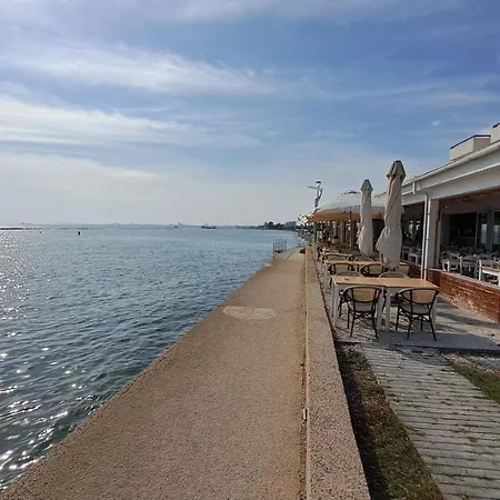 Seaside 2br 30m From Sea & Free Parking *