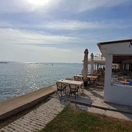 Seaside 2br 30m From Sea & Free Parking Βορόκλινη